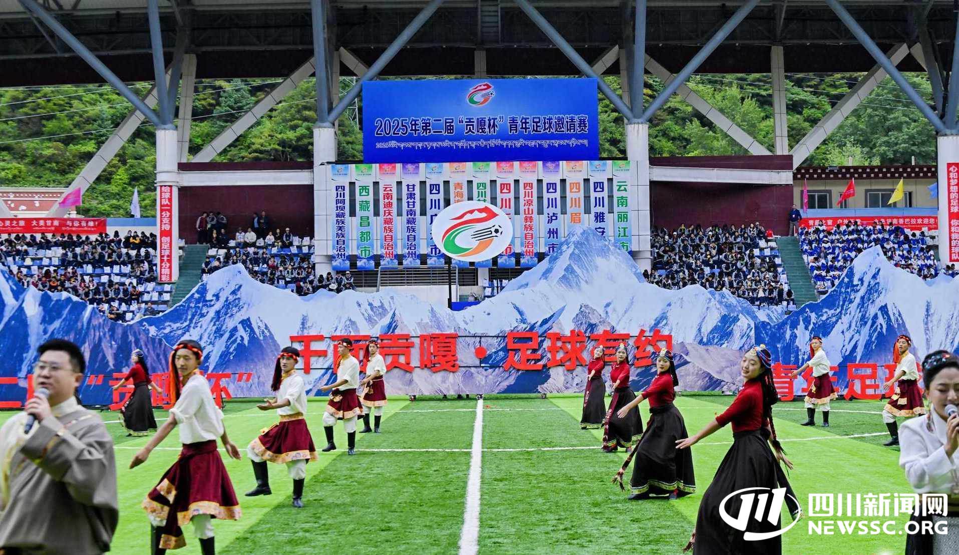 bob体育官方入口-现场观众掌声不断，双方队伍展开激烈较量(现场嘉宾和观众对他的机智和幽默报以了热烈的掌声)